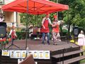 16 nauczycielka oraz uczeń przebrani w kucharzy schodzą ze sceny