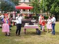 19 występ uczeń wnosi tort dookoła uczniowie ma srodku stół a na nim garnek