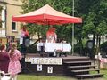 1 ksiądz odprawia mszę na scenie dookoła nauczyciele i uczniowie