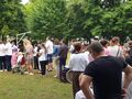 4 ksiądz rozdaje komunię świętą ludziom ustawionym w kolejce