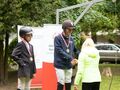 Pani Dyrektor gratuluje zawodnikom którzy stoją na podium