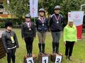 zawodnicy stoją na podium obok Pani Dyrektor