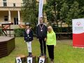 zawodnicy stoją na podium obok stoi Pani Dyrektor