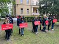 zawodnicy z drużyn stoją ustawieni w szeregu