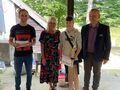 Zawodnik trzyma puchar obok prowadzący zawody Pani Dyrektor oraz Naczelnik Wydziału Edukacji Kultury i Sportujpg