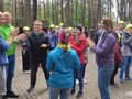 12. Harcerze tańczą w kole 