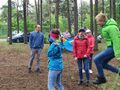 13. Harcerze skaczą przez skakanki 