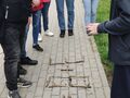 7. Harcerze rozwiązują zadanie matematyczne 