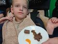 uczeń czeka na degustację pierników