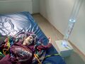 Chłopiec leży na łóżku wodnym i ogląda tubę wodną 