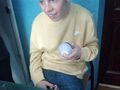 Uczeń siedzi przy ławce i bawi się 