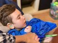 Uczeń wykonuje pracę plastyczną z pomoca nauczyciela 