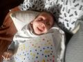 chłopiec pokazuje pracę plastyczna która wykonał z pomocą n la 