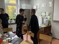 Uczeń przyjmujący życzenia urodzinowe. 