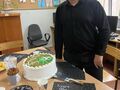 Uczeń w klasie z tortem z okazji 18 urodzin 