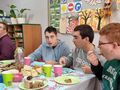Koledzy Jakuba jedzą przy stole torcik urodzinowy