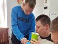 Kolega Jakuba wręcza mu laurkę na urodziny