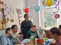 Nauczyciele i uczniowie składają Jakubowi życzenia śpiewają sto lat
