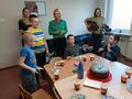 2. Uczniowie i nauczyciele śpiewają sto lat solenizantowi 
