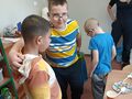 4. Uczniowie składają życzenia solenizantowi 
