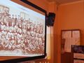2. Uczniowie ogladaja film edukacyjny o Polsce na ekranie multimedialnym