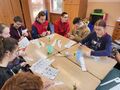 5. Uczniowie wycinają piktogramy potrzebne do wklejenia do ksiązeczki o Polsce