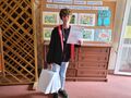 11. Laureatka konkursu prezentuje dyplom i nagrodę 