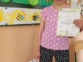 12. Laureatka konkursu prezentuje dyplom i nagrodę 