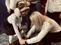 nauczycielka i uczennica wsadzają do skrzyni cebulkę tulipana