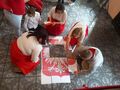 Na zdjęciu widzimy uczniów razem z nauczycielami którzy układają godło Polski 