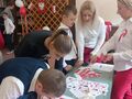 Zdjęcie przedstawia panie oraz uczniów którzy rozwiązują zadania 