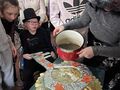 uczeń z klasy VIIIa podczas wróżby lania wosku