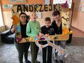 uczniowie kl. IVb pozujący w ramie z napisem andrzejki