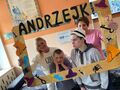 uczniowie z kl.IVc Va VIIa pozujących do zdjęcia w ramce z napisem andrzejki