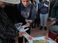 uczniowie z kl. VIc podczas lania wosku