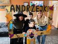 uczniowie z klasy IVa w ramce z napisem andrzejki