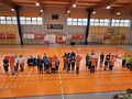 reprezentacje ze wszystkich klubów stoją ustawieni na ceremoni otwarcia na hali sportowej