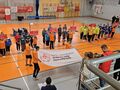 reprezentacje ze wszystkich klubów stoją ustawieni na ceremoni otwarcia na hali sportowej wnoszona jest flaga olimpiad specjalnych