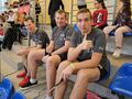 uczniowie siedza na trybunach i pokazują kciukiem gest ok