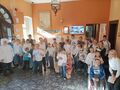 1.uczniowie i nauczyciele pozują do wspólnego zdjęcia w holu