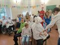 10.uczniowie biorą udział w zabawie gorące krzesełko na balu świętych w sali