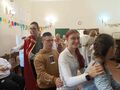 2.uczniowie tańczą na balu świętych w sali