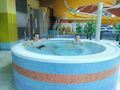 Chłopcy relaksują się w jaccuzi 