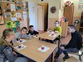 10. Uczniowie czekają na degustację deserków 
