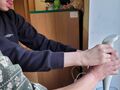 5. Chłopiec z pomocą nauczyciela blednuje truskawki 
