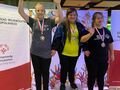 5. Zawodniczka stoi na podium. 