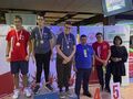 8. Zawodnicy stoją na podium. 