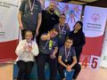 9. Drużyna i opiekunowie pozują do zdjęcia. 