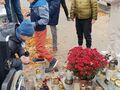 3. Uczeń odkłada znicz na grób 