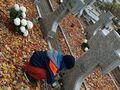 4. Uczeń odkłada znicz pod grobem zmarłych żołnierzy polskich 